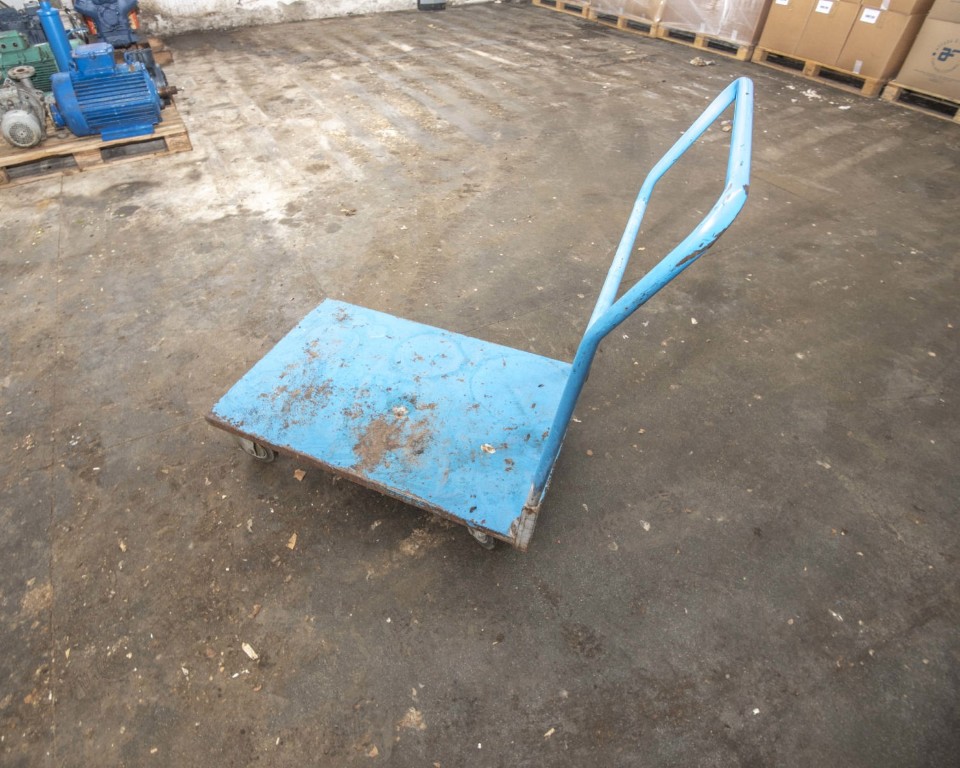 Immagine panoramica di Metal trolley